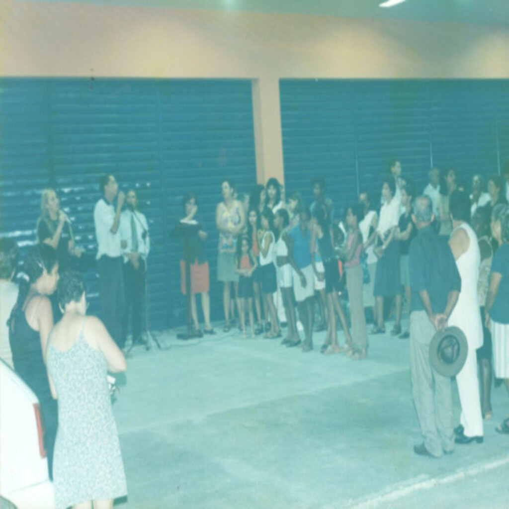 Foto do interior do supermercado com corredores e prateleiras organizadas